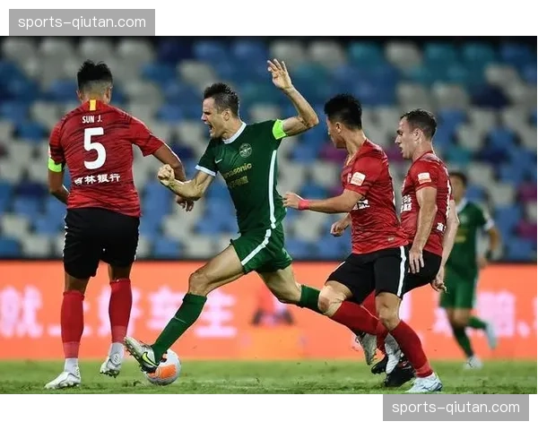 董宇5次解围压制对方前锋，边路防守位置感逐渐成熟